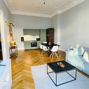 Stylish Design Very Close To Kurfurstendamm At Savignyplatz Apartment *