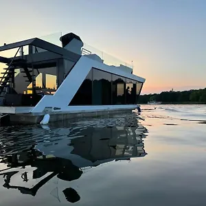Wave-lounge, Exklusives Hausboot In Botel Berlin
