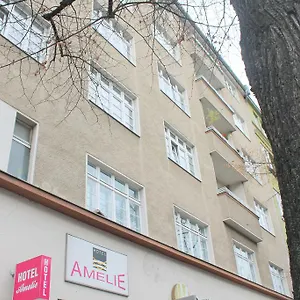 Amelie West