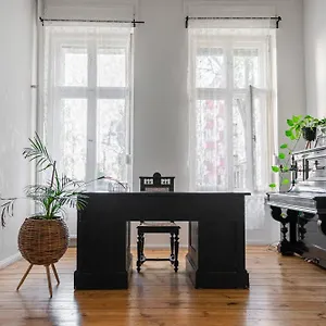 Artistic Altbau Apartment Berlin