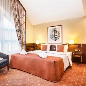 Living Mitte Hotell 4*