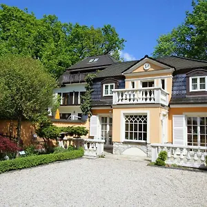 Lodge Yacht- , Und Reisemobilhafen Historisches Fährhaus Wendenschloss