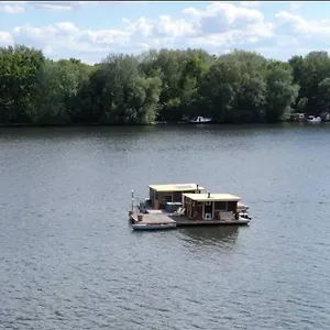 Saunainsel - Hausboot Mit Schwimmender Sauna, Hottub Und Tretboot In Botel Berlin