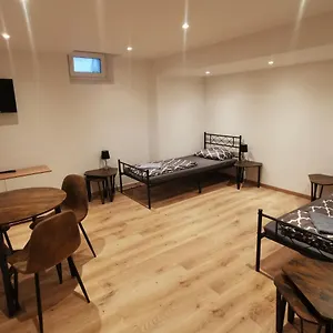 Monteurzimmer / Im Souterrain Neukoelln