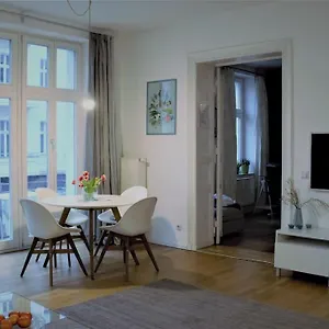 Bright & Lovely Centre Apartment