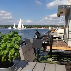 Tiny Houseboat Wannsee Botel *